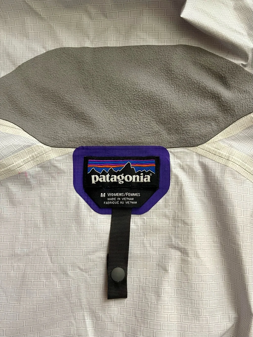 Like New Patagonia Women's lightweight Purple Rain Jacket - Picture 9 of 10